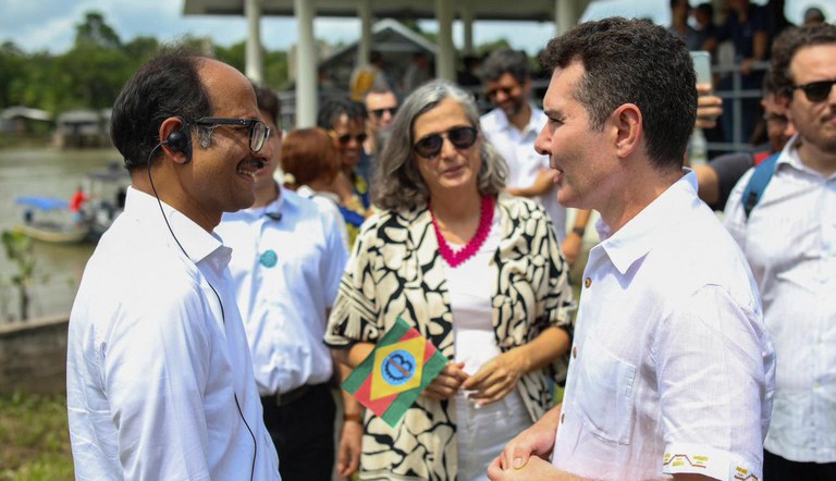 O ministro das Cidades conversando com pessoas