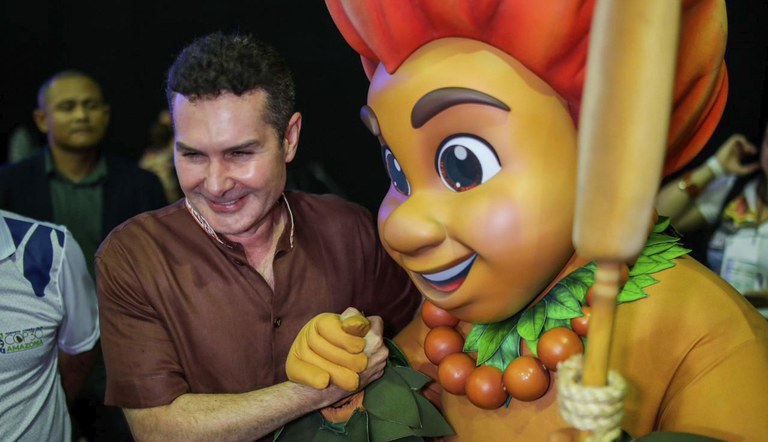 O ministro das cidades com o mascote do evento