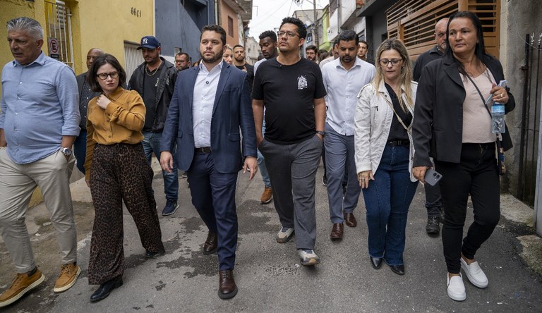 Na imagem, secretário Guilherme Simões durante inauguração na favela Centreville
