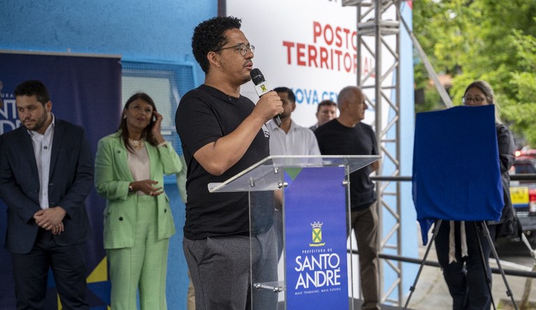 Na imagem, secretário Guilherme Simões discursa durante evento na favela Centreville.