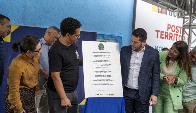 Na imagem, secretário Guilherme Simões e representantes da prefeitura de Santo André durante inauguração na favela Centreville