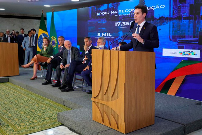 O ministro das cidades discursando no auditório