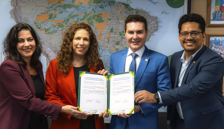 Ministro Jader Filho e ministra Esther Dweck com o secretário Nacional de Periferias