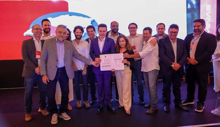 Prefeitos e o ministro das cidades posando para foto