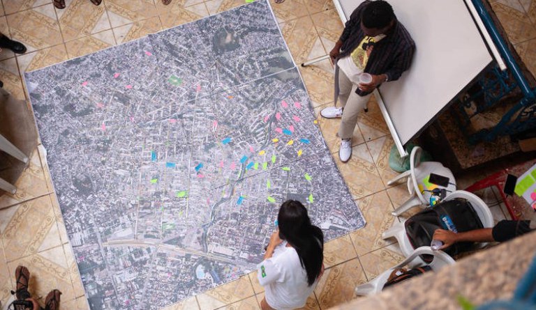 Moradores usam grande mapa para rastrear áreas alagáveis