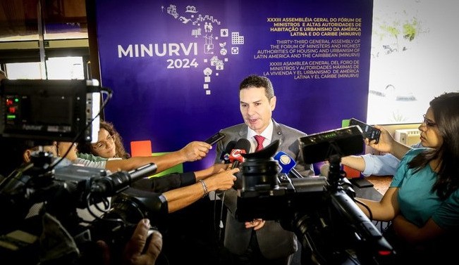 Ministro Jader Filho durante entrevista coletiva no Minurvi