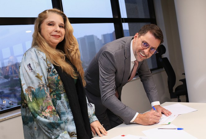 Secretário Carlos Tomé assinando documento 