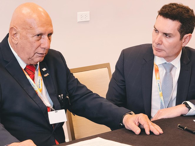 Ministro Jader filho conversando com representante da delegação cubana