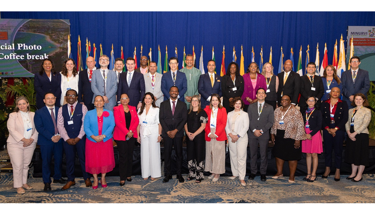 Ministro Jader Filho ao lado de delegação cubana posam para foto oficial durante evento sobre habitação, em Cuba