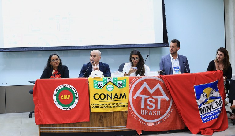 Representantes de movimentos sociais durante evento no ministério