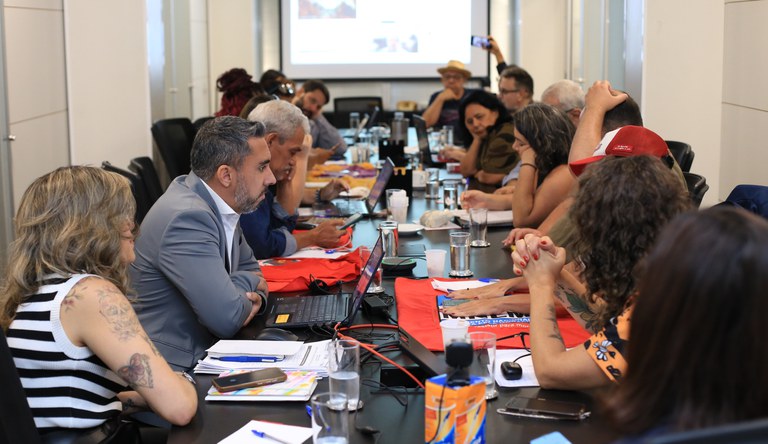 Servidores em evento sobre habitação na sede do ministério