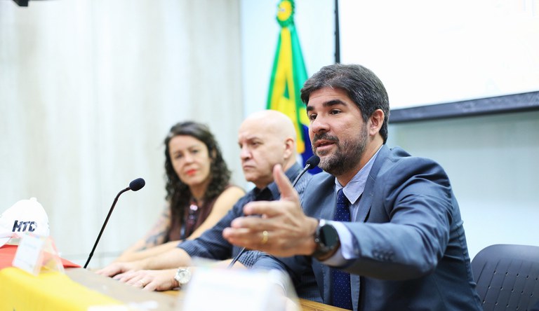 Secretário Augusto Rabelo discursa em evento sobre habitação no ministério