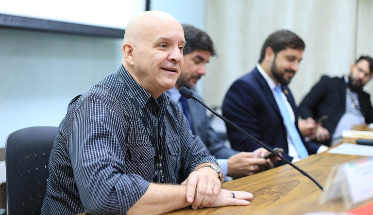 Representantes de movimentos sociais em reunião com servidores do ministério