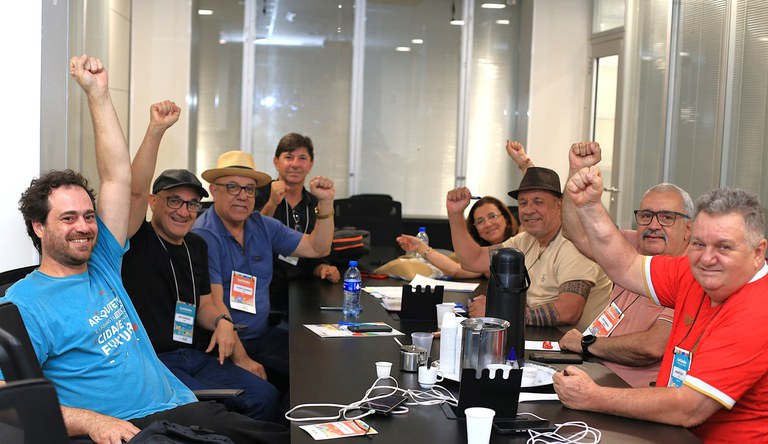 Grupo de servidores em reunião no auditório do ministério