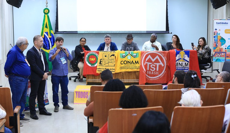 Secretários do ministério durante evento sobre habitação com movimentos sociais