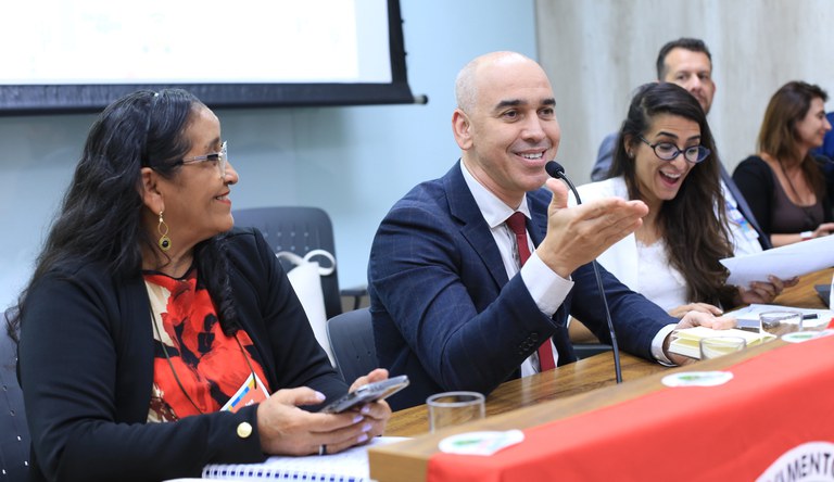 Pessoas em reunião no auditório do Ministério das Cidades