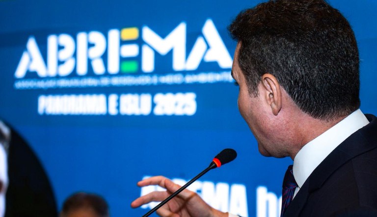 Ministro Jader Filho discursa em evento sobre resíduos s´ólidos