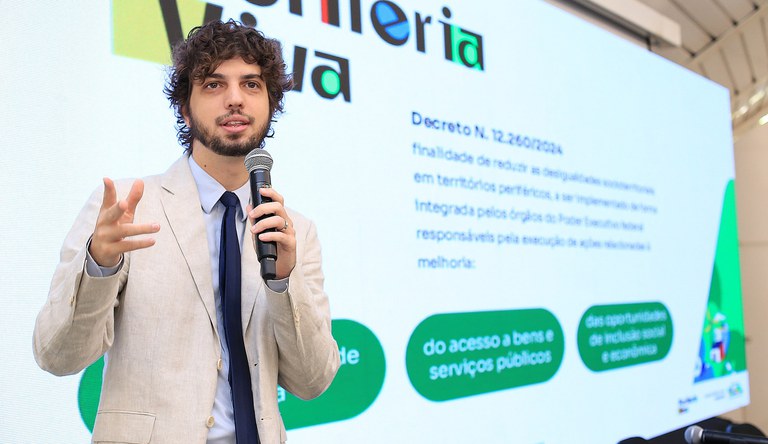 Homem discursa em evento sobre dados da secretaria de periferias do ministério