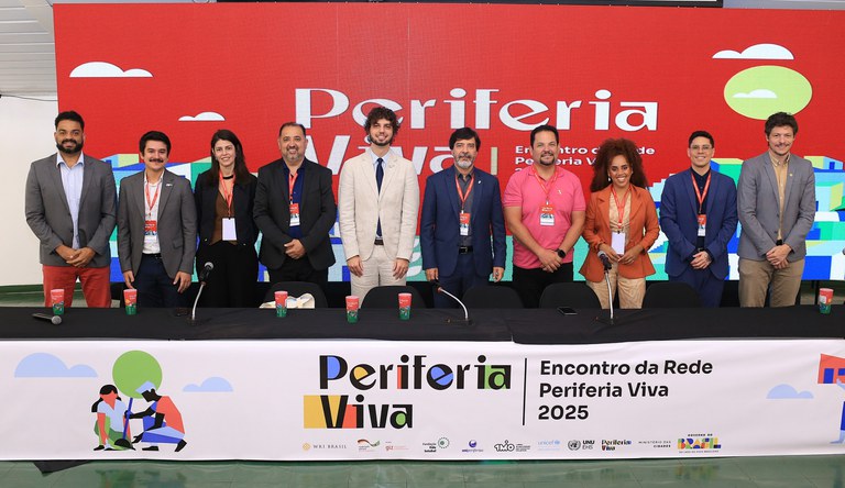 Servidores reunidos para foto oficial de evento sobre periferias na UNB.
