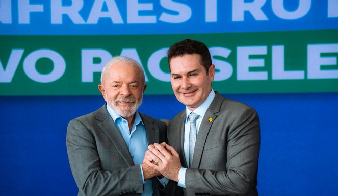 Na imagem, presidente Lula e ministro Jader Filho posam para foto oficial.