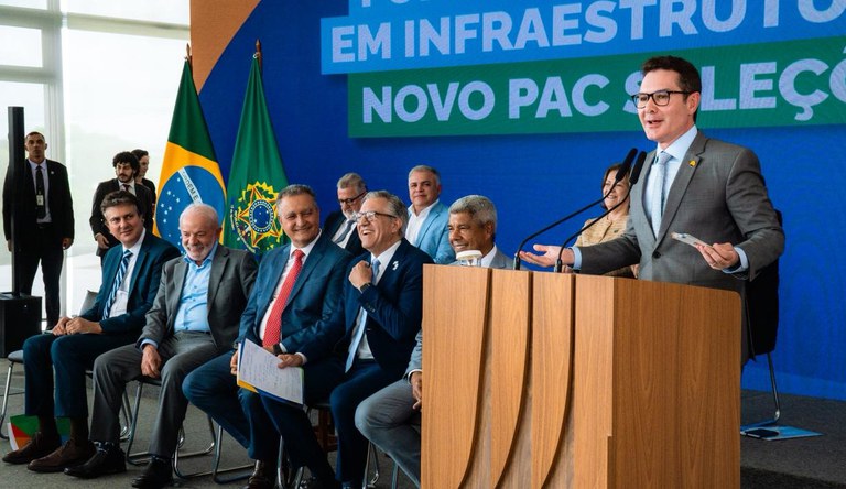 Na imagem, ministro Jader Filho no palanque, com presidente e outros ministros ao fundo