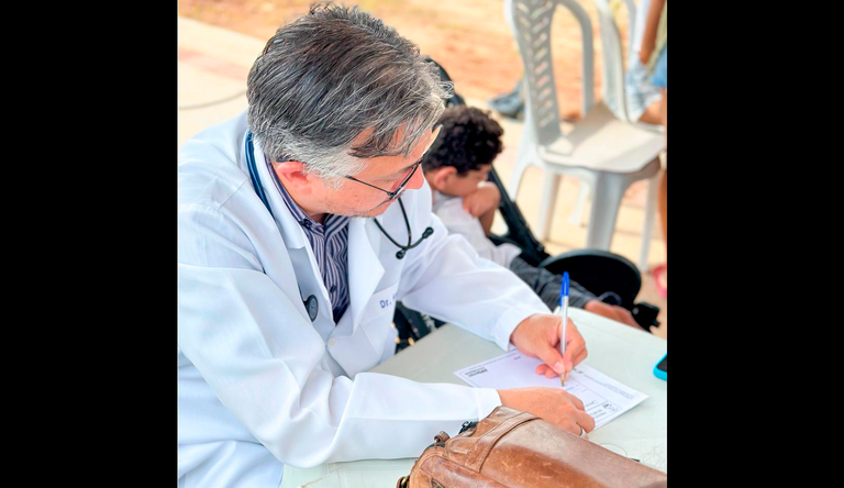 Na foto médico prescrevendo