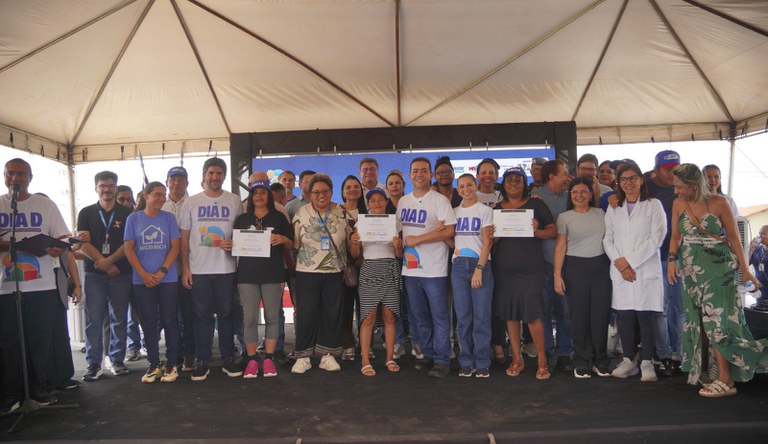 Na foto o secretário Nacional de Habitação junto a beneficiários e autoridades posando para foto