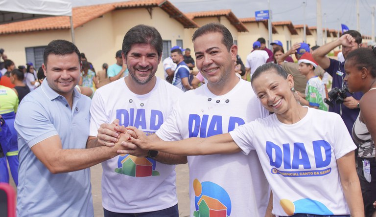 Na foto o secretário Nacional de Habitação junto a beneficiários posa para foto