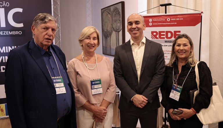 Na imagem servidores do ministério posam para foto durante evento em Teresina