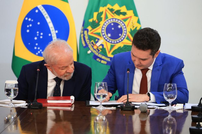 Na foto o presidente da república e o ministro das cidades assinam o documento