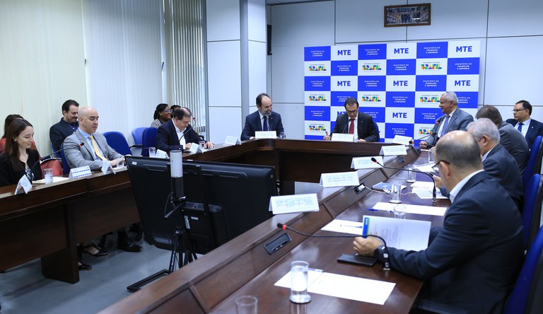 Na imagem ministro do trabalho em reunião com o conselho do FGTS