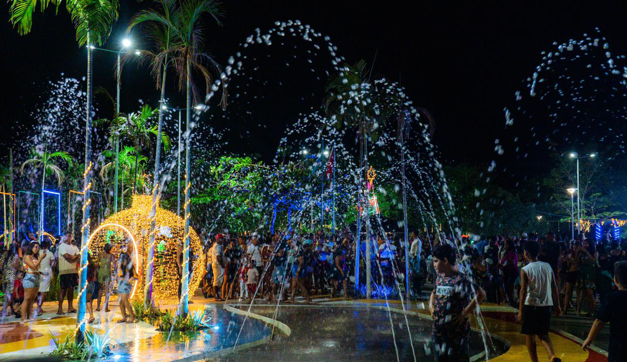 O ministro Jader Filho participou da inauguração da reforma da Praça das Bandeias, escolhida para receber decoração e programações natalinas no município