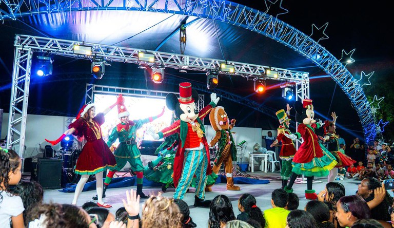 Apresentação natalina com personagens de TV