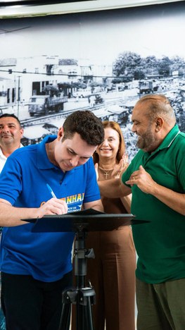 O ministro das cidades assinando o documento