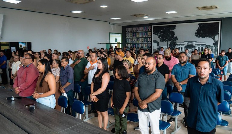 Publico lotando a câmara municipal