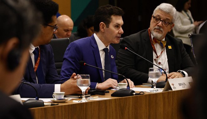 Na imagem ministro Jader Filho discursa no evento do BRICS sobre agenda climática
