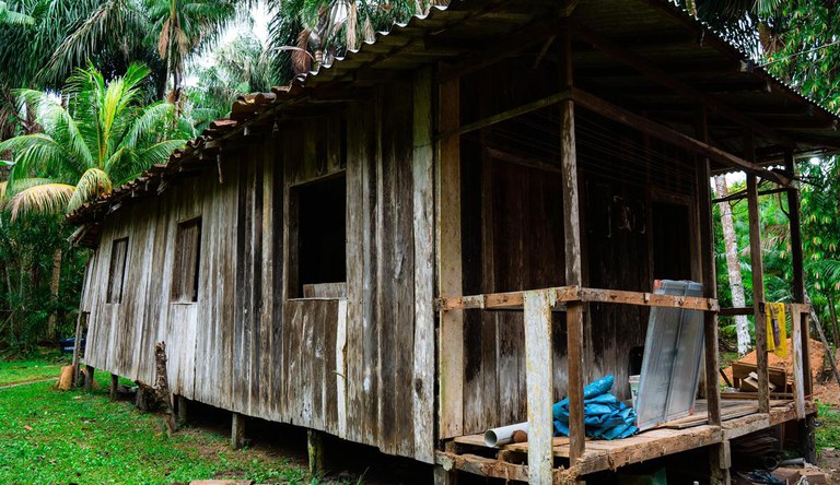 Antiga casa de madeira onde Leonice e Elenilson moravam