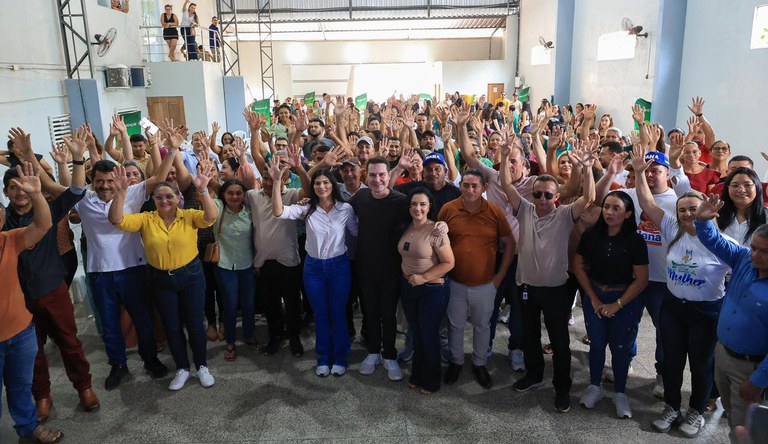 Na foto o ministro das cidades junto ao público presente no evento