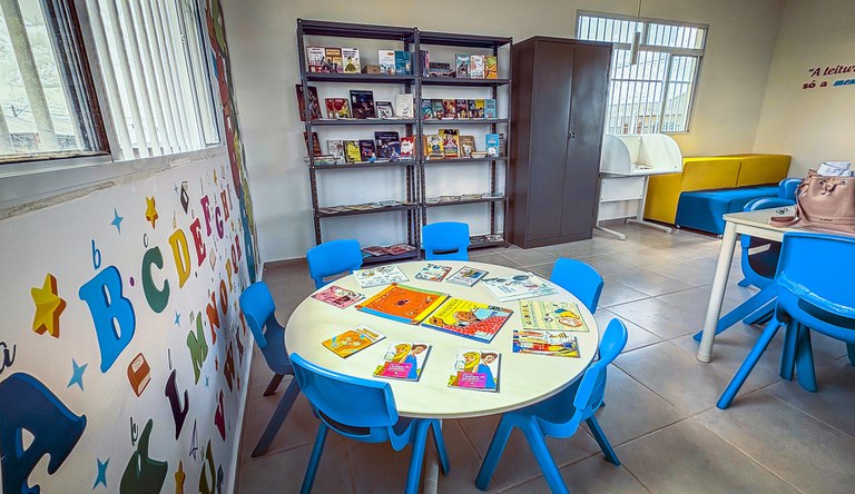 Na foto mesinha para crianças na biblioteca