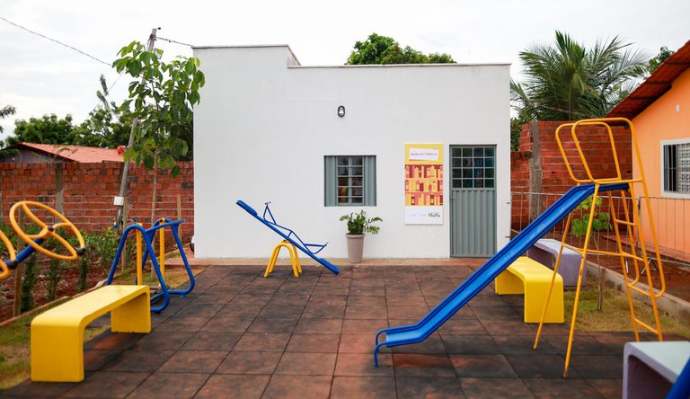 Na foto o parquinho e a biblioteca do residencial