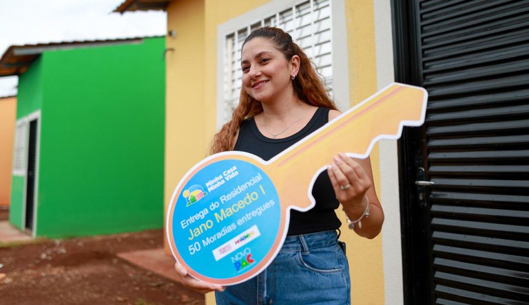 Na foto Fernanda segurando a grande chave simbólica de sua casa