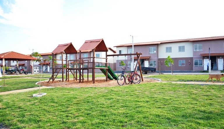 Na foto vista panorâmica dos prédios do MCMV a partir do parquinho do condomínio