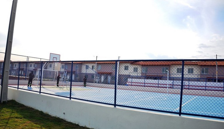 Na foto vista panorâmica dos prédios do MCMV a partir da quadra de esportes