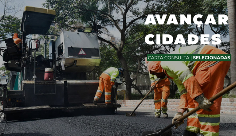 Na foto trabalhador da construção civil trabalhando em um asfaltamento