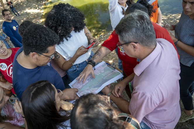 Na foto o secretário Nacional de Periferias junto a outros observando um mapa