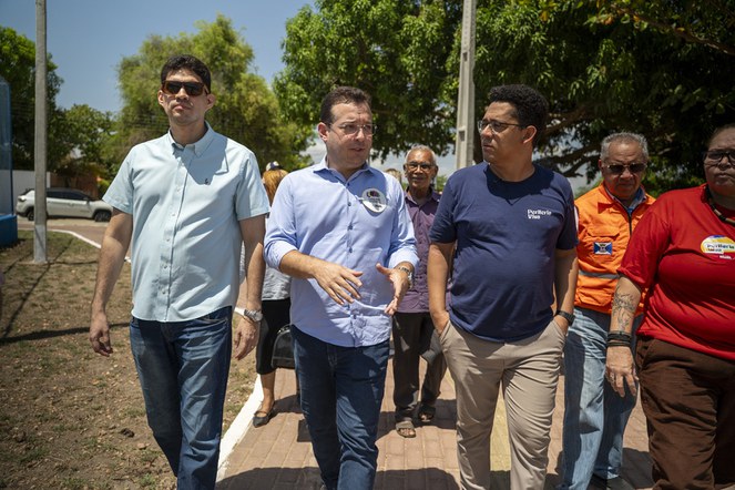 Na foto o secretário Nacional de Periferias junto a outros caminhando pela região