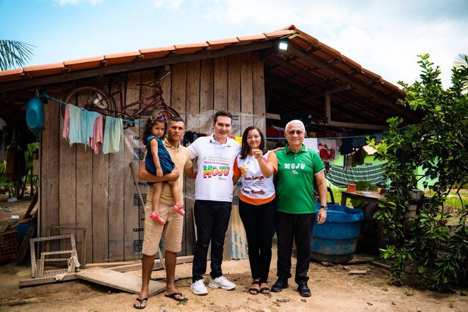 Na imagem ministro Jader Filho ao lado de família segurando chave da casa própria
