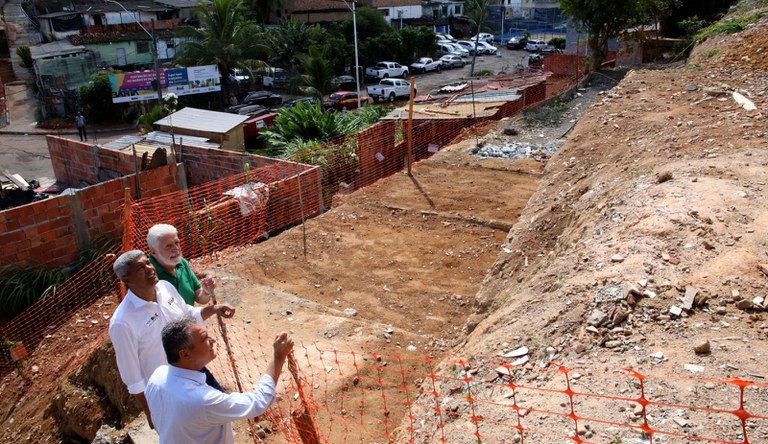 Na imagem servidores do ministério observam obra em encosta
