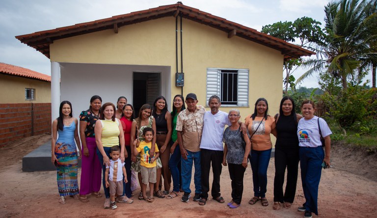 Na imagem família beneficiada do programa Minha Casa, Minha Vida