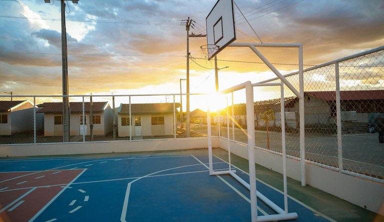 Na imagem quadra de esportes de conjunto habitacional do programa Minha Casa, Minha Vida